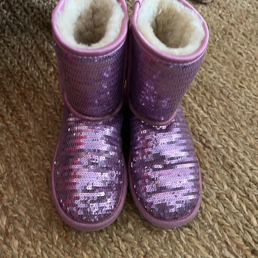 CLASSIC SHORT PINK SEQUINS UGGS